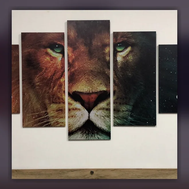 Proyecto real de Creador Gráfico: Cuadro decorativo multipanel con ilustración de león.