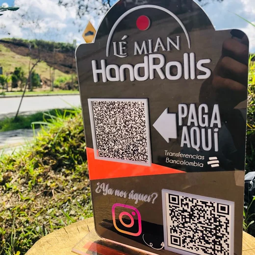 Proyecto real de Creador Gráfico: Display de mesa con QR y medios de pago para punto de venta.
