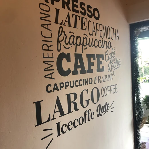 Proyecto real de Creador Gráfico: Composición tipográfica decorativa aplicada sobre muro interior.